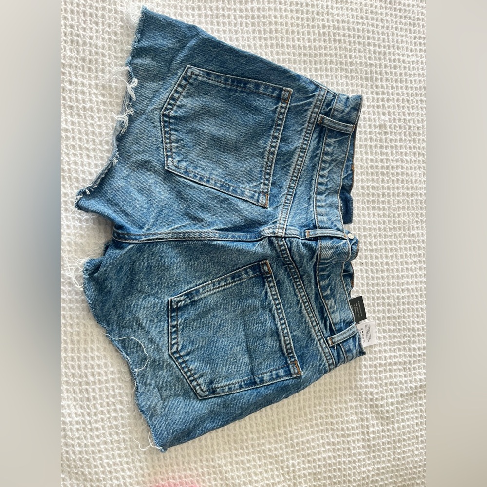 Reformation jean shorts size 29. Lightly worn, 12.5” inrise and 1.2” inseam